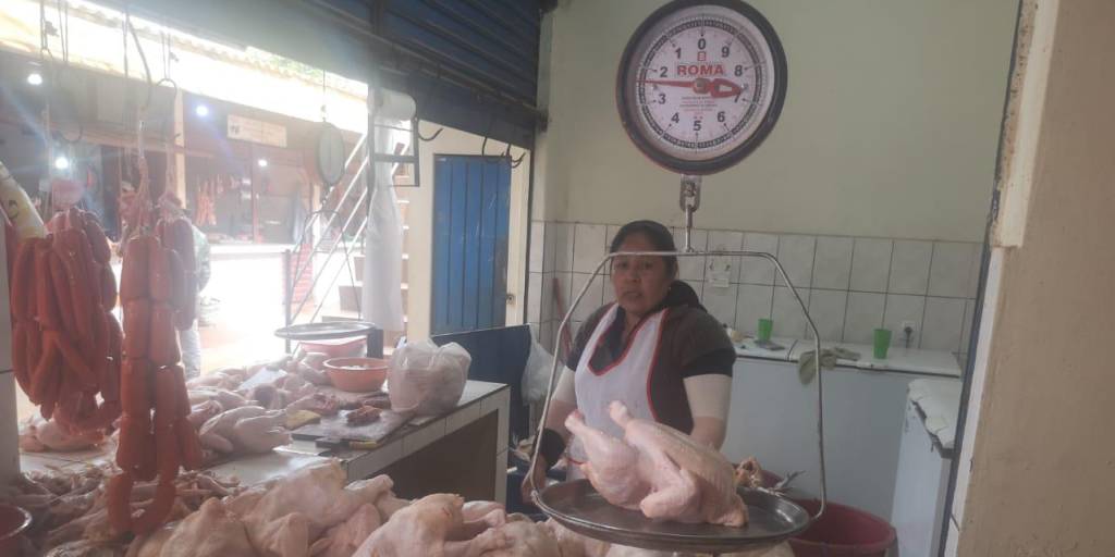 En los mercados de Mairana se comercializa el pollo hasta en 20 bolivianos