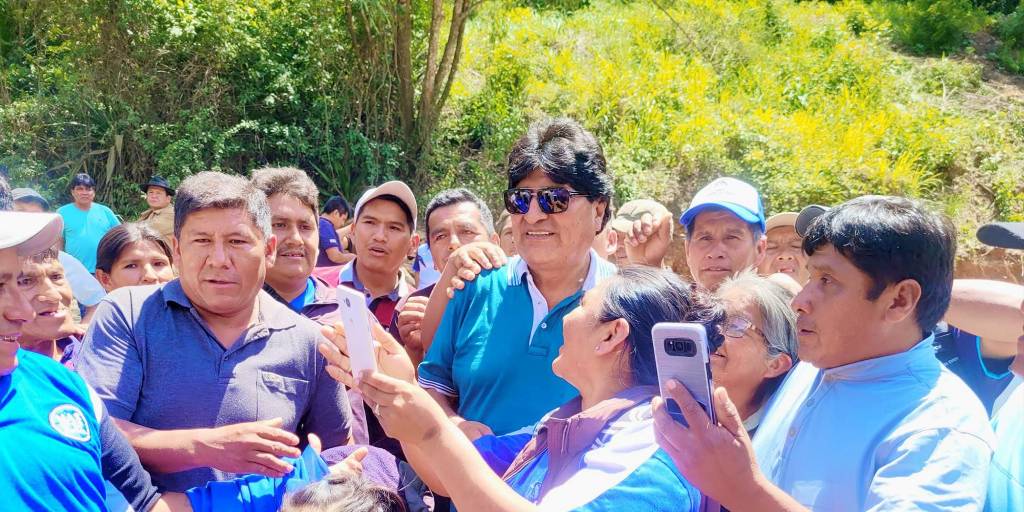 Evo Morales rodeado por sus seguidores en Sud Yungas.