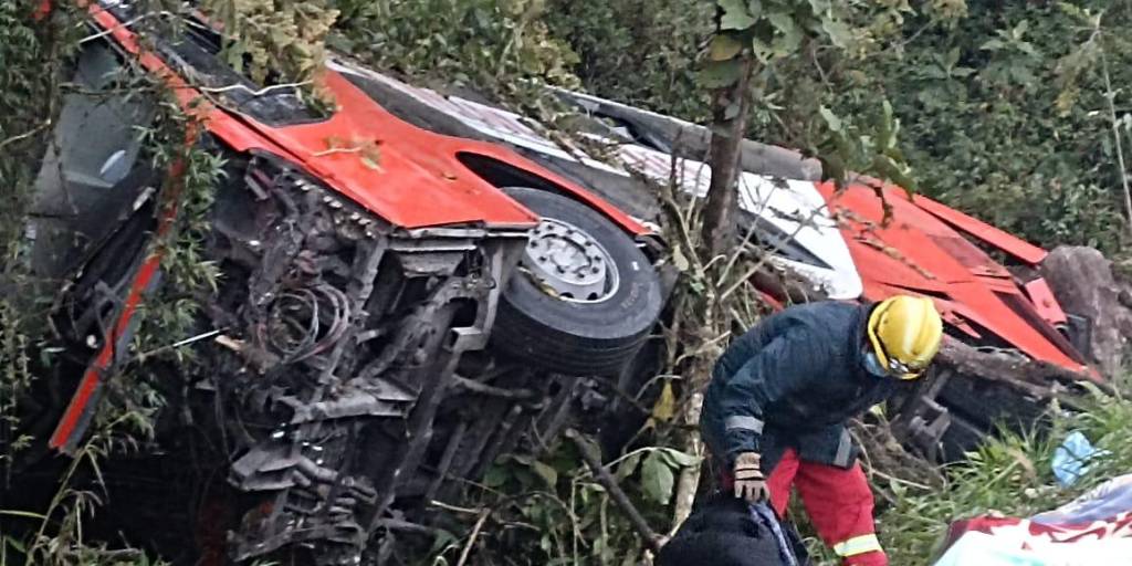 Suben a 20 los fallecidos por accidente en ruta nueva Cochabamba