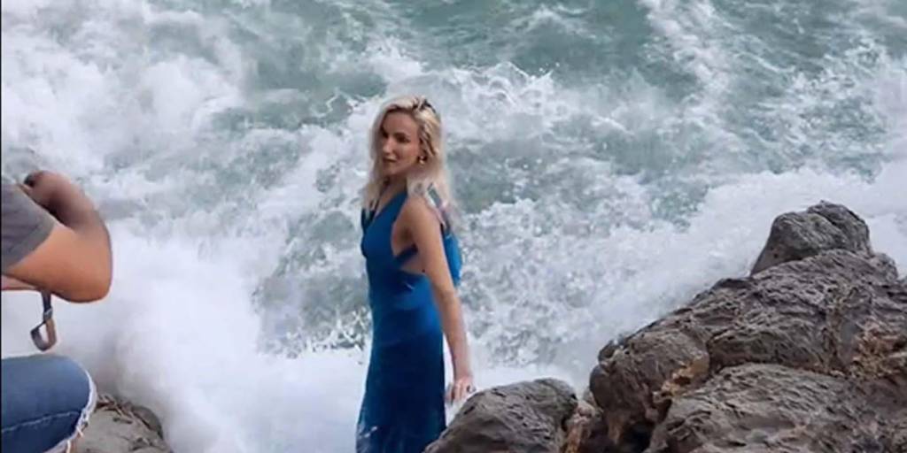 La influencer Kate Loshkareva posando en unas rocas a orillas del mar