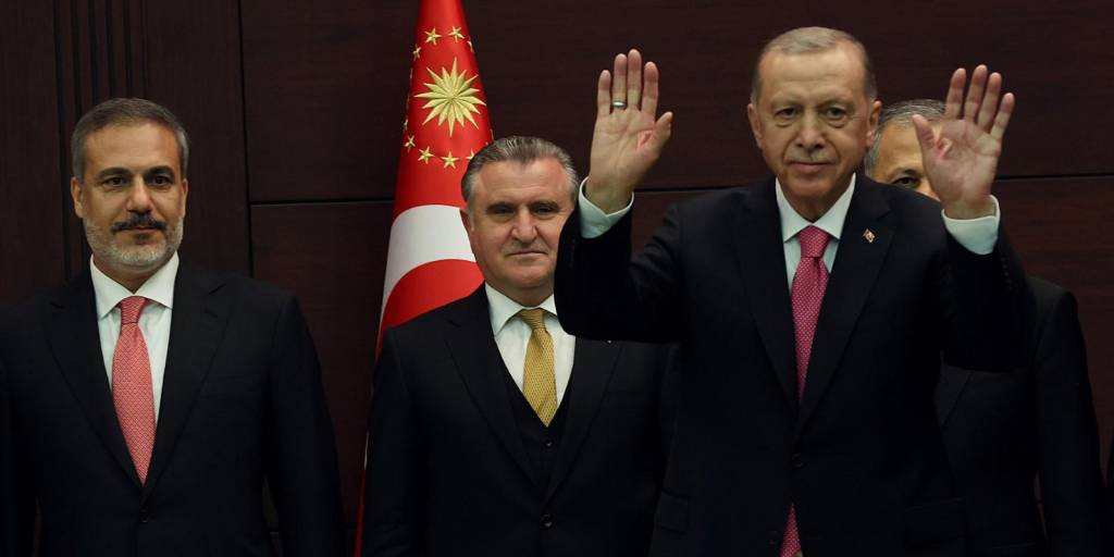 El presidente de Turquía, Recep Tayyip Erdogan (derecha), saluda mientras presenta a su nuevo gabinete.