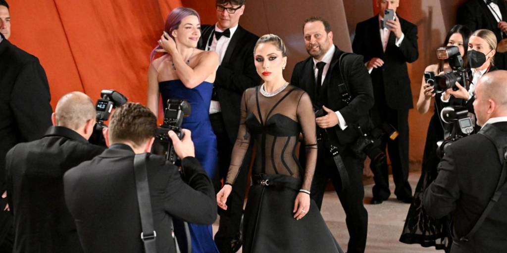 La actriz y cantante Lady Gaga en su paso por la alfombra roja de los Oscar 2023