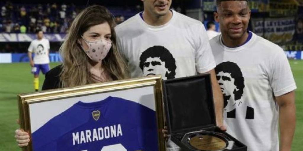 Dalma Maradona (izq.) recibió una camiseta del '10'. Foto: AFP