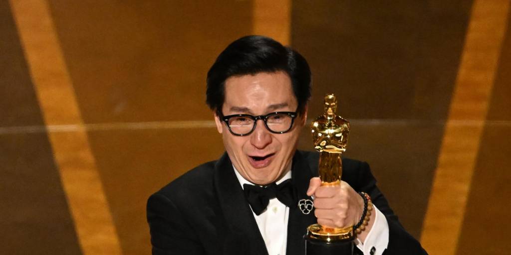 El actor vietnamita estadounidense Ke Huy Quan recibió el Oscar a Mejor Actor de Reparto