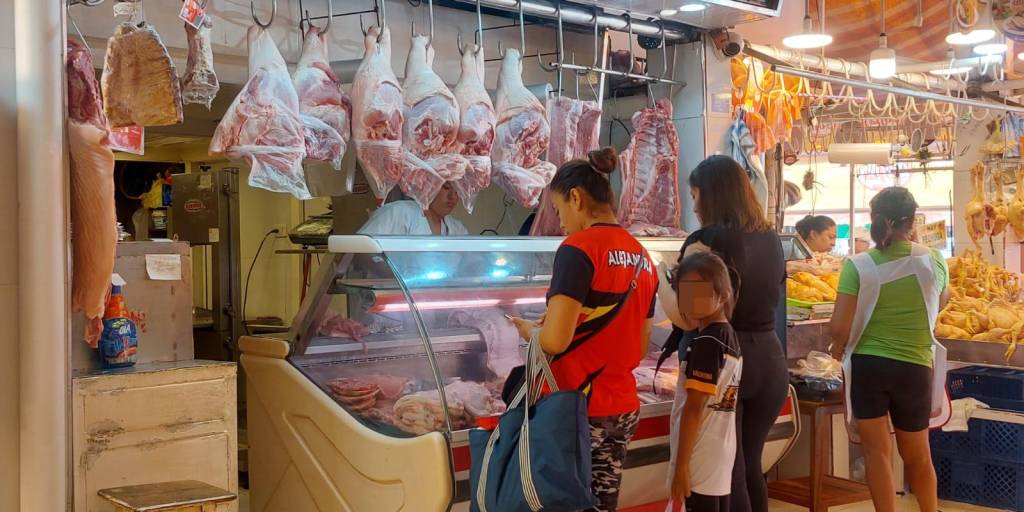 Venta de carne de cerdo y pollo en mercados de Santa Cruz