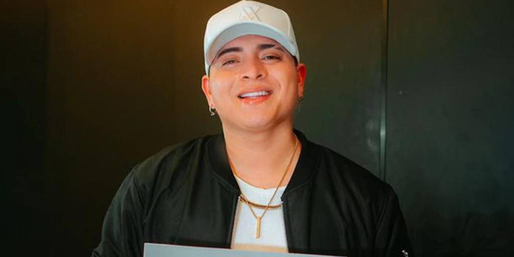 El cantante Luis Vega exhibe orgulloso el reconocimiento de YouTube