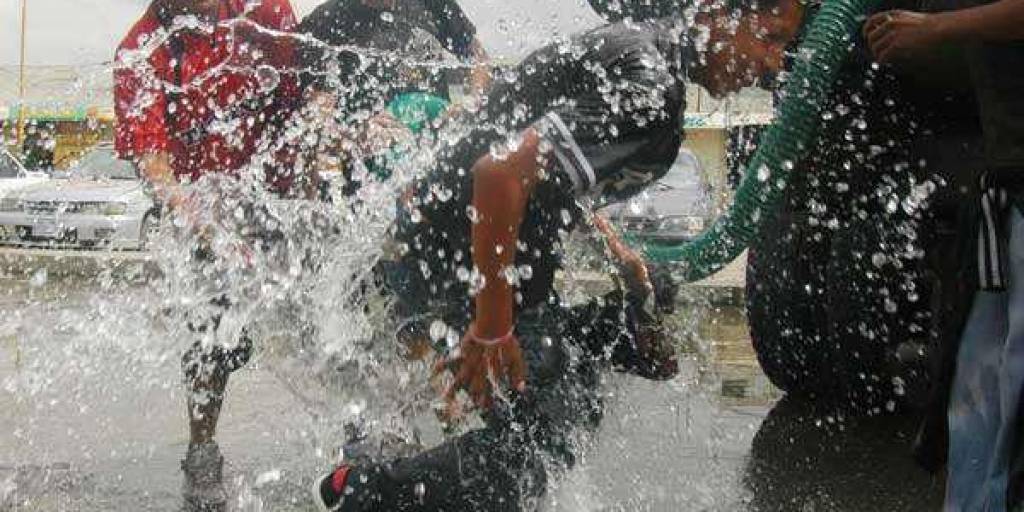 Jóvenes juegan derrochan el agua en Carnavales de antaño.