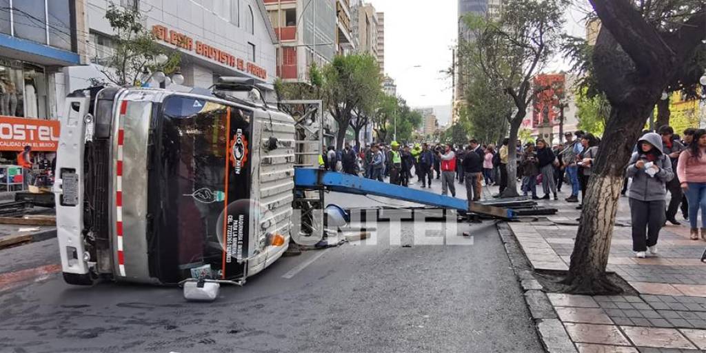 La grúa terminó con vuelco de costado en El Prado paceño
