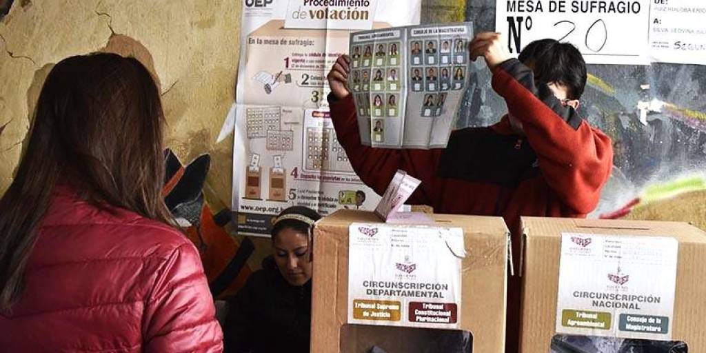 Ciudadanos participan de las elecciones judiciales de 2017 en Cochabamba.