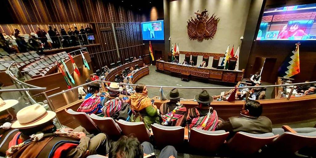 Pobladores de Caquiaviri llegaron hasta el Senado para seguir la sesión.