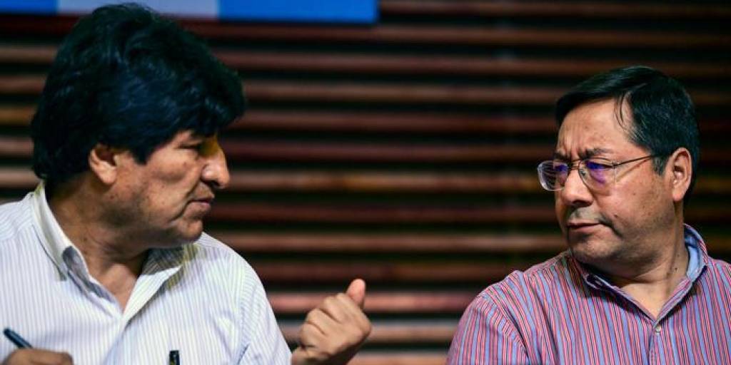 Luis Arce (der.) junto a Evo Morales en 2020, cuando se anunció que sería candidato del MAS