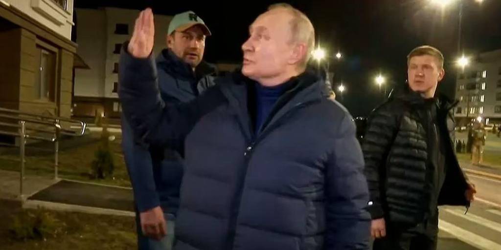El presidente ruso Vladimir Putin saluda a los residentes durante su visita a Mariúpol.