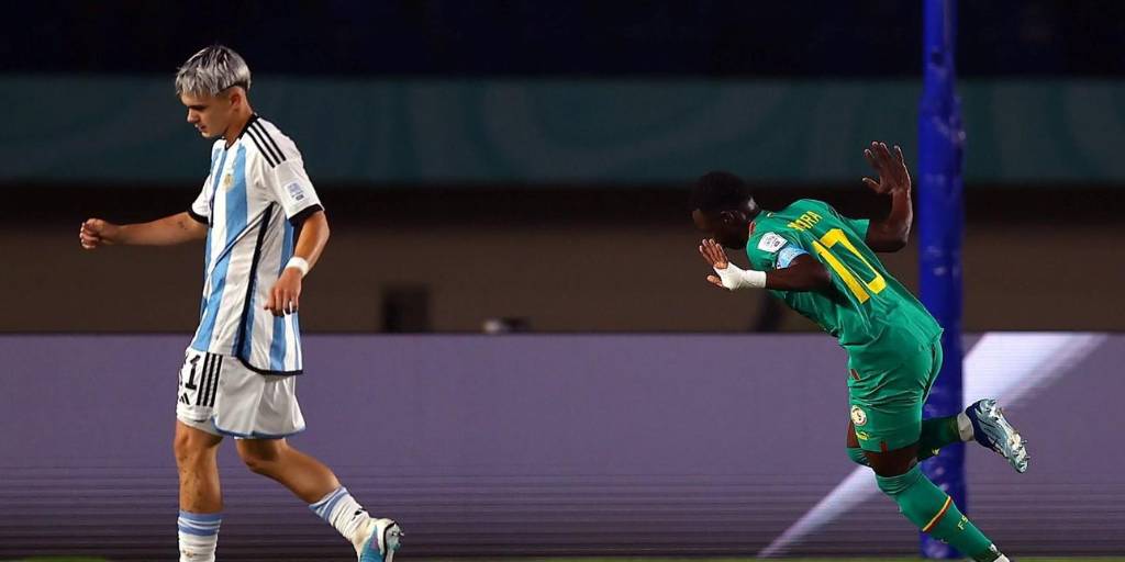 Amara Diouf celebra el segundo tanto de Senegal que derrotó a la Argentina por 2 a 1 en el debut.