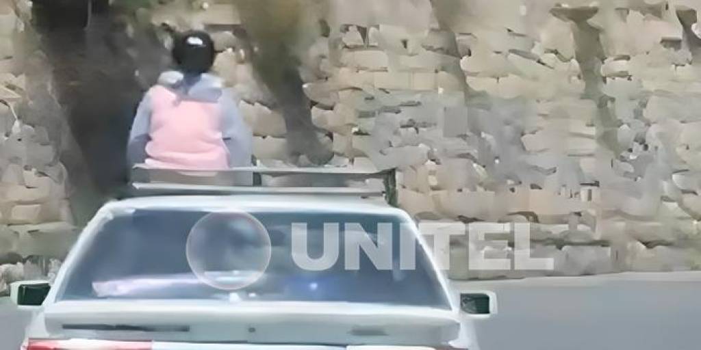 La niña viajó en la parrilla de un auto en La Paz