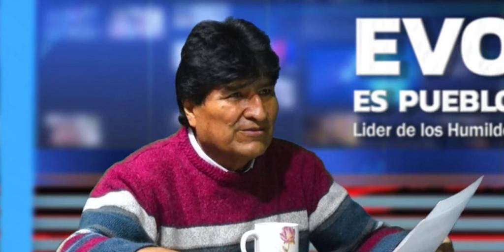 El presidente Evo Morales durante su programa dominical de radio.