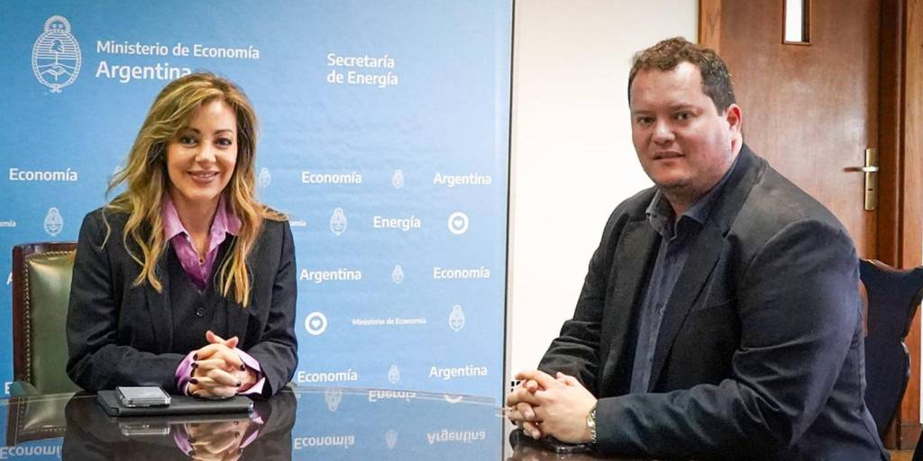 La secretaria de Energía de Argentina, Flavia Royon y el presidente de YPFB, Armin Dorgathen