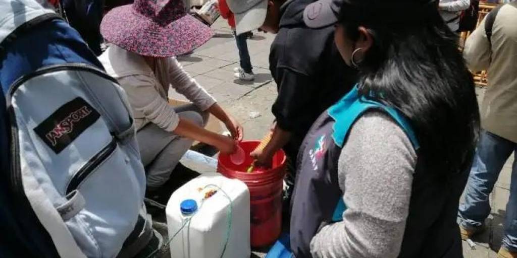 Una persona vende globos con agua.