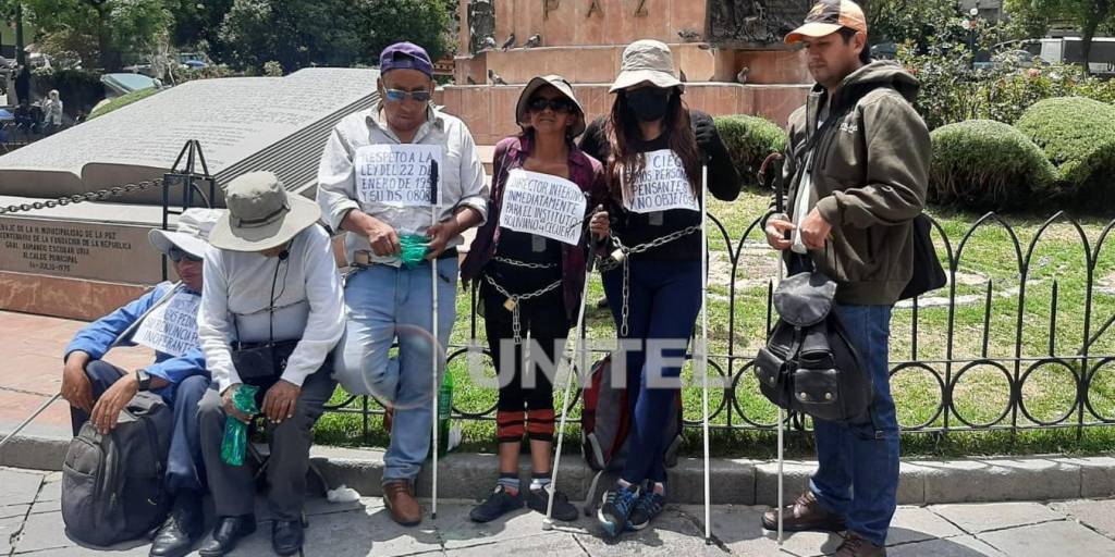 El grupo de personas que instaló su protesta en la plaza Murillo de la ciudad de La Paz.