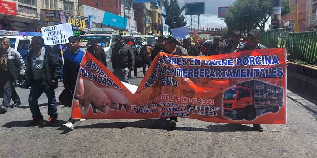 Un sector de los carniceros de El Alto protesta contra el incremento de aranceles ediles