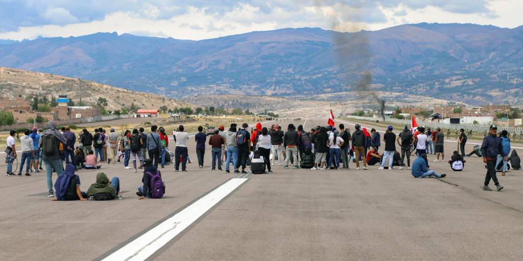 Los manifestantes bloquean la pista de aterrizaje en el aeropuerto durante las protestas en la ciudad de Ayacucho el 15 de diciembre de 2022.