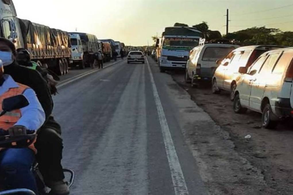 Transportistas bloquean en la ruta a la Chiquitania por el mal estado de la carretera