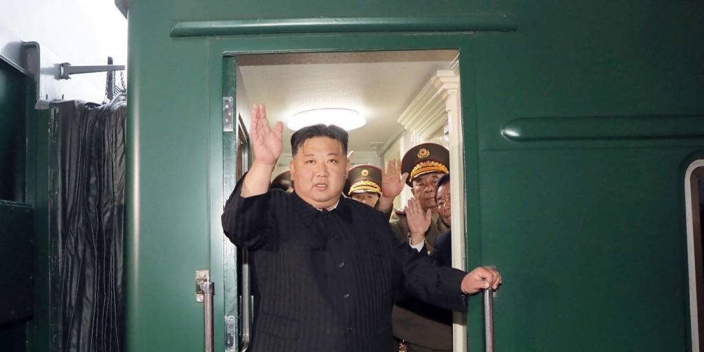 El líder de Corea del Norte, Kim Jong Un, saluda mientras sale en tren desde Pyongyang para una visita a Rusia.