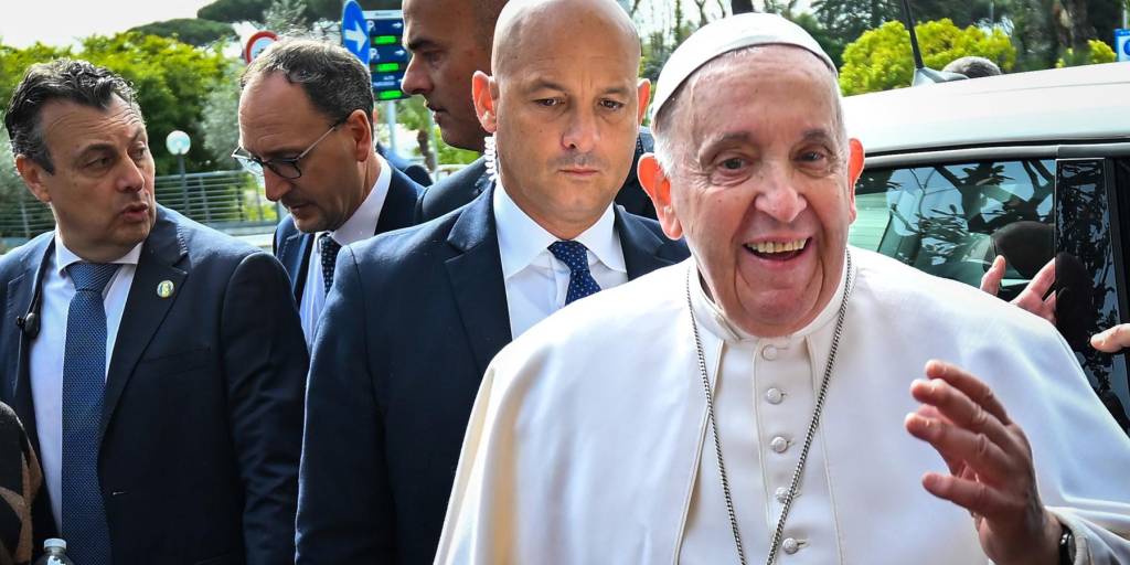 El papa Francisco se dirige a los medios de comunicación al salir del hospital Gemelli este 1 de abril en Roma, luego de ser dado de alta de un tratamiento por bronquitis.