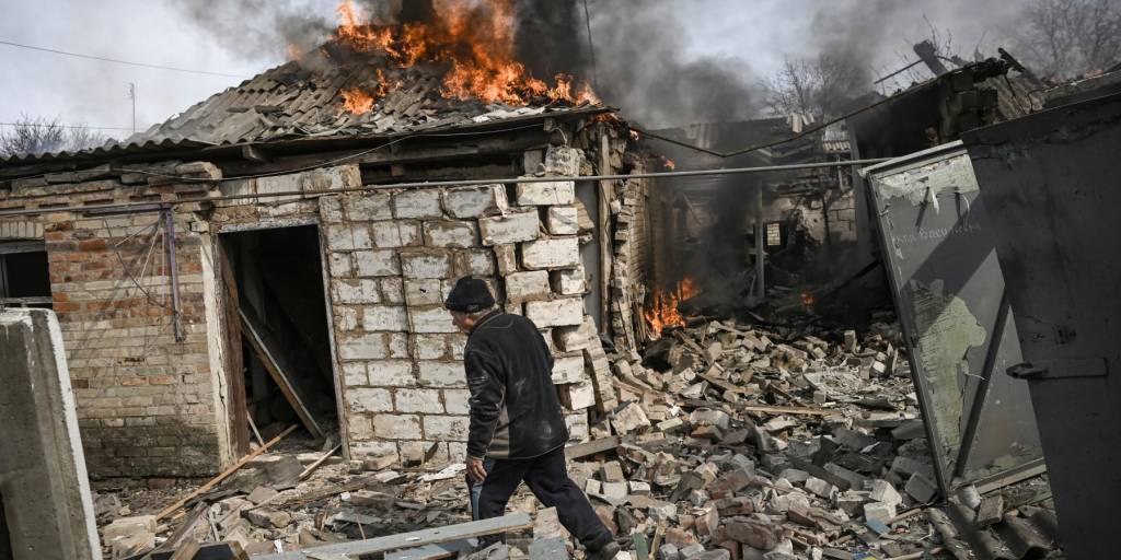 Un hombre se para frente a una casa en llamas después de un bombardeo en la ciudad de Chasiv Yar, cerca de Bakhmut, este martes 21 marzo, en medio de la invasión rusa de Ucrania.