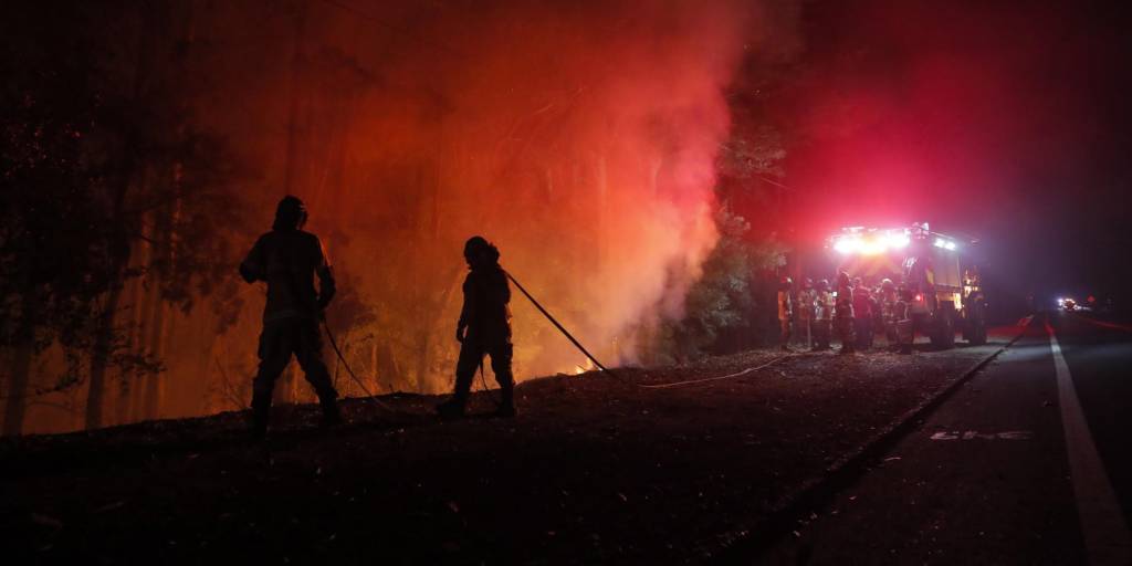 Bomberos combaten un incendio forestal en Santa Juana, provincia de Concepción, en Chile.