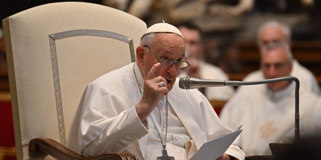 El Papa Francisco habla durante una audiencia a los peregrinos de Concesio y Sotto il Monte, el 3 de junio de 2023 en la basílica de San Pedro en el Vaticano.