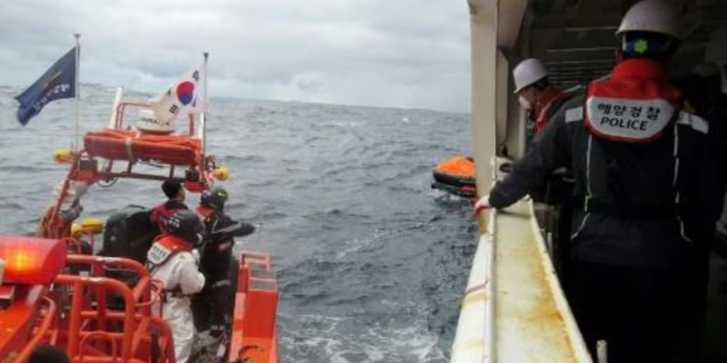 Miembros de la guardia costera surcoreana buscan desaparecidos de un buque de carga