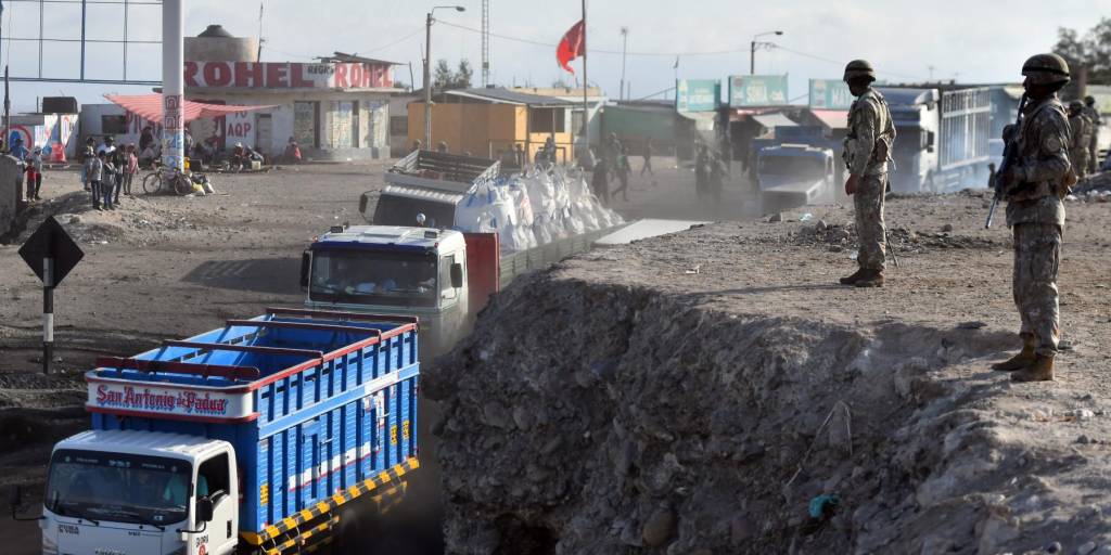 Militares vigilan la carretera Panamericana en el sector de Alto Siguas, en la provincia Cailloma, en Arequipa.