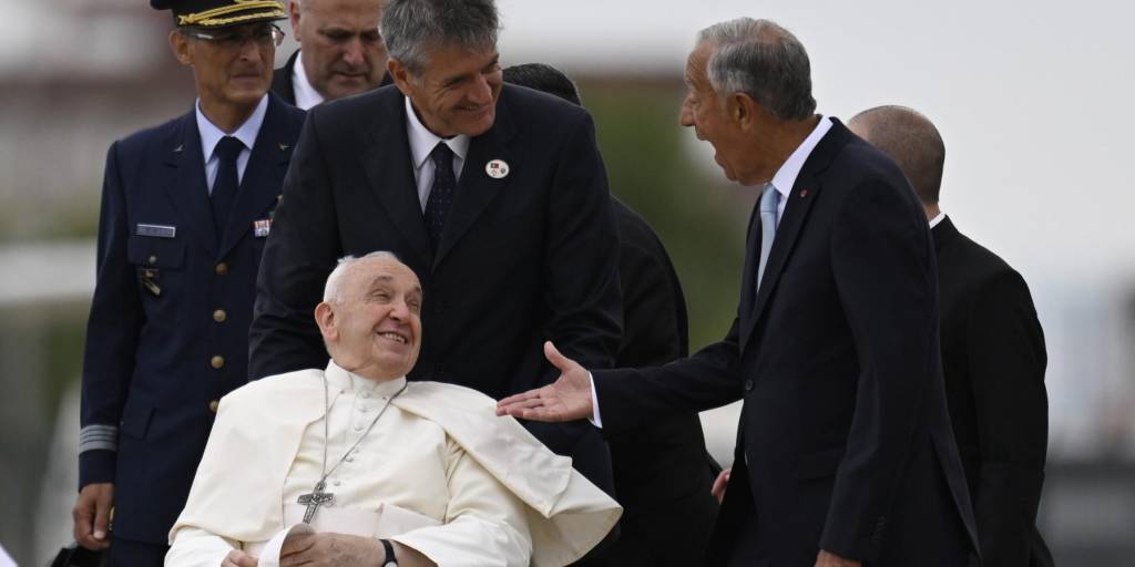 El Papa Francisco (I) habla con el presidente portugués Marcelo Rebelo de Sousa (D) después de aterrizar en la base aérea de Figo Maduro en Lisboa