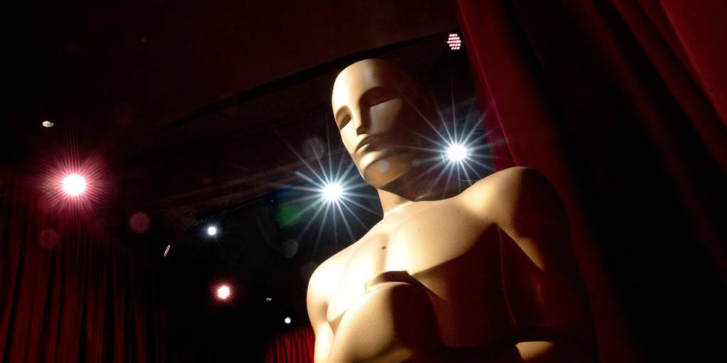 Una estatua de los Oscar se encuentra de pie mientras se realizan los preparativos a lo largo de la alfombra roja antes de la 95.ª entrega de los Premios de la Academia, en Hollywood, California.