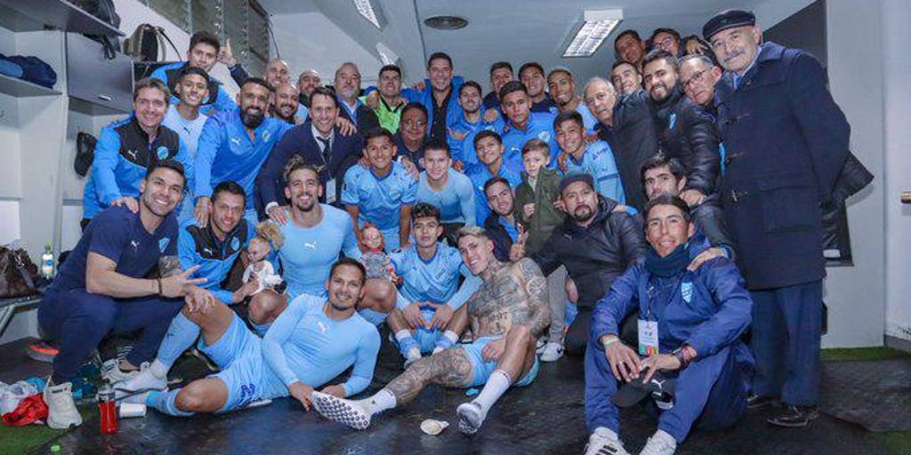 Los jugadores de la academia celebraron el triunfo en el vestuario junto con el presidente Marcelo Claure.