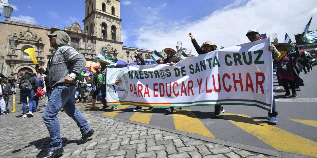 Los maestros urbanos de Santa Cruz marchan en la ciudad paceña