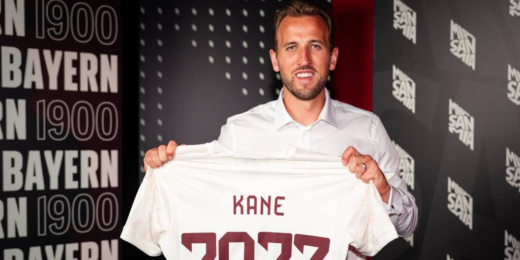 El delantero inglés posa con la camiseta de su nuevo club Bayern Munich tras 10 años en Tottenham.