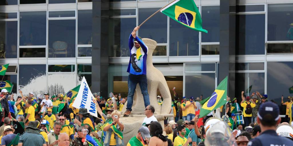 Seguidores del expresidente Jair Bolsonaro invaden el Palacio Presidencial de Planalto.