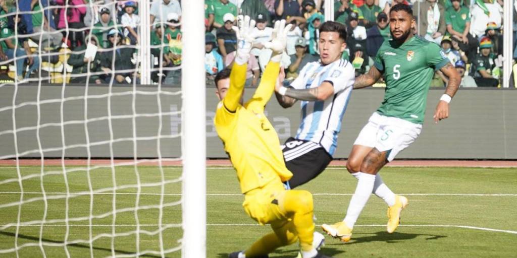 Una escena del partido que disputaron las selecciones de Bolivia y Argentina en La Paz.