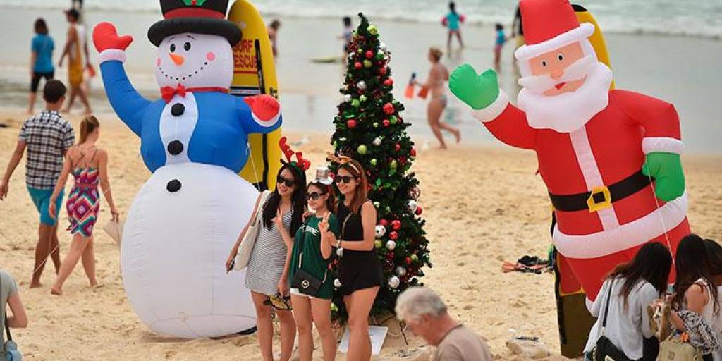 Los australianos celebran Navidad en la playa