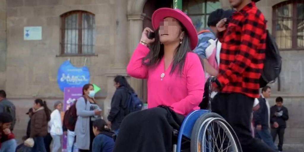 Una persona con discapacidad usa un teléfono celular.