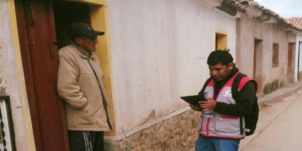 Un funcionario del INE conversa con un poblador de Yamparáez, Chuquisaca.