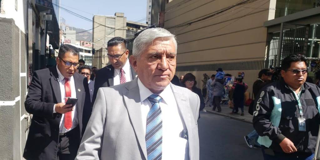 El alcalde de La Paz, Iván Arias, sale de la Fiscalía.