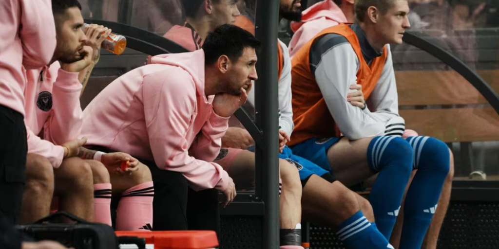 Messi, en el banquillo, durante el amistoso del pasado domingo entre un combinado de Hong Kong y el Inter de Miami