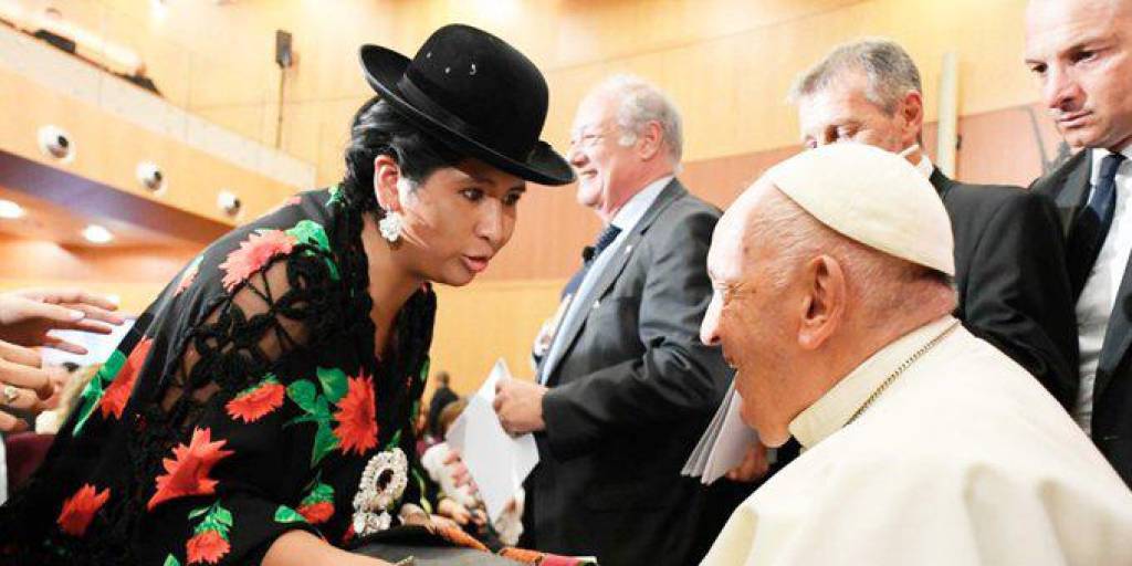 La alcaldesa de El Alto, Eva Copa, visitó al papa Francisco