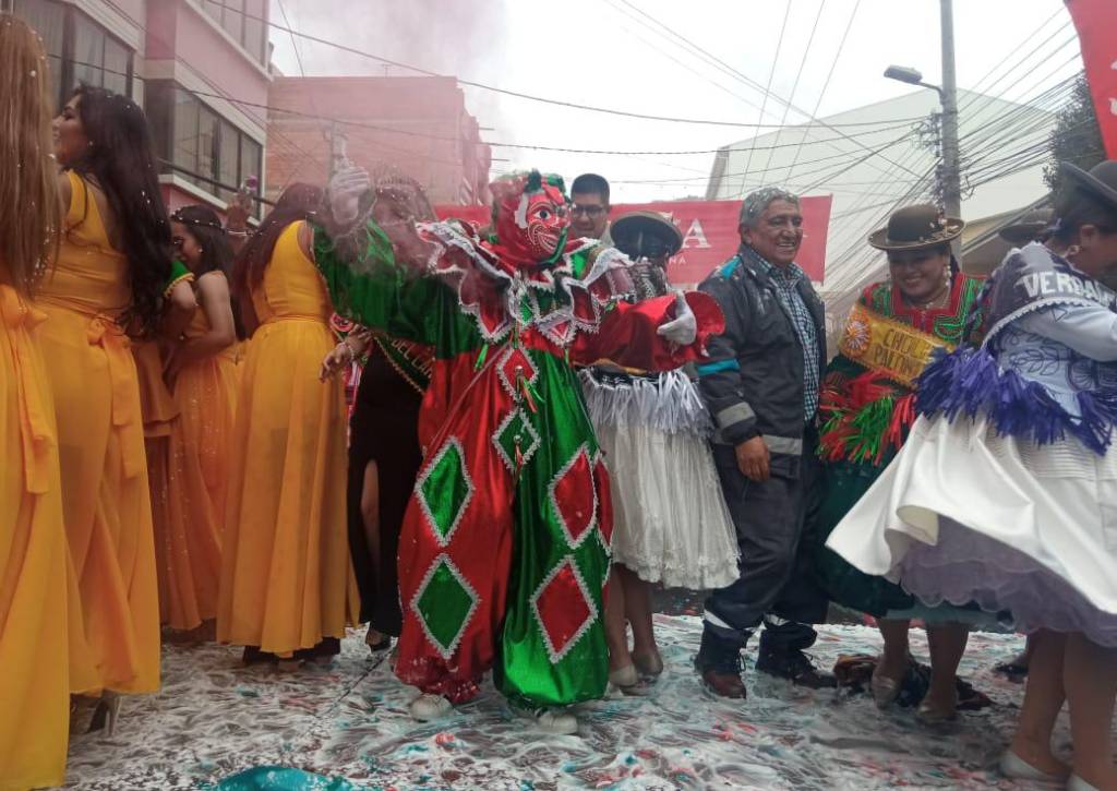 El Pepino vuelve a la vida con un beso para dar inicio al Carnaval boliviano