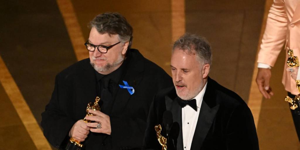 Mexican director Guillermo del Toro y Mark Gustafson recibieron el Oscar a Mejor filme animado