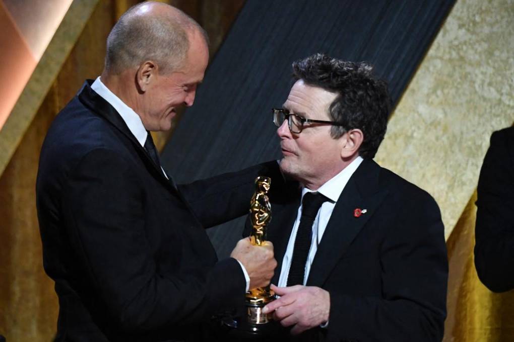 Woody Harrelson entrega el reconocimiento a Michael J. Fox