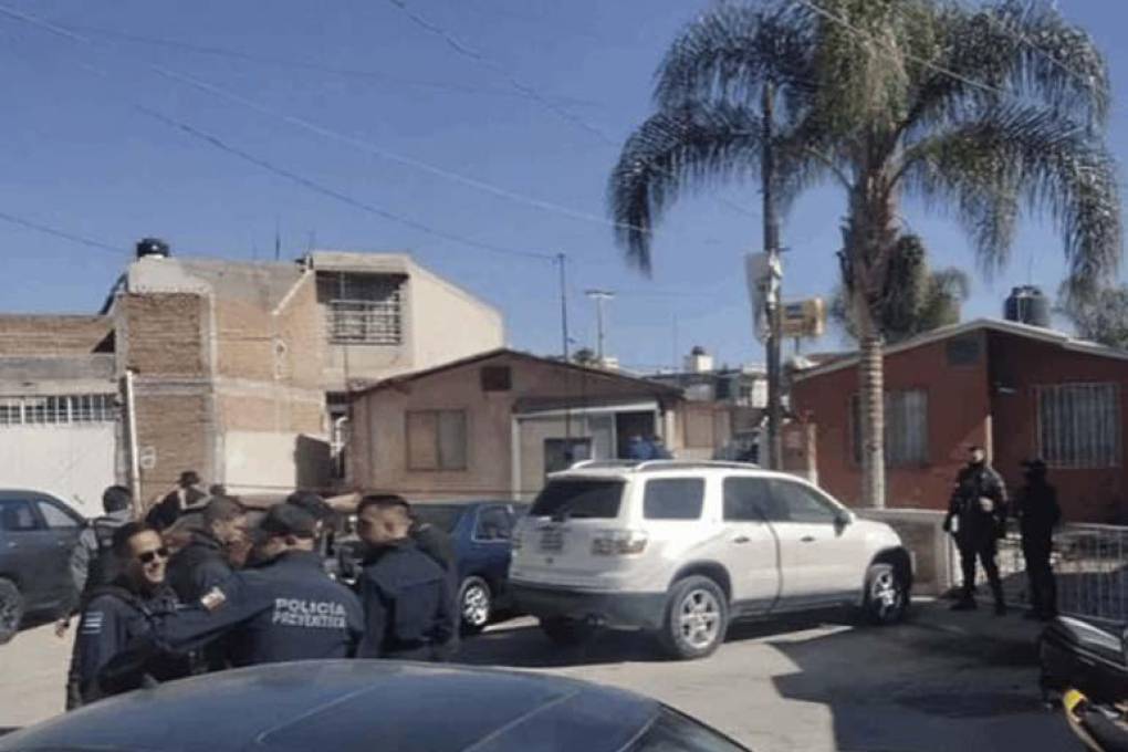 La policía de México en el lugar del deceso de la mujer