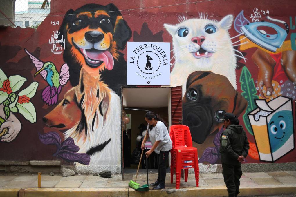 Internas del centro penitenciario de mujeres instalan una peluquería canina en dependencias del centro penitenciario de Obrajes en La Paz.